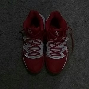 Men's Nike Kyrie V size 8.5
